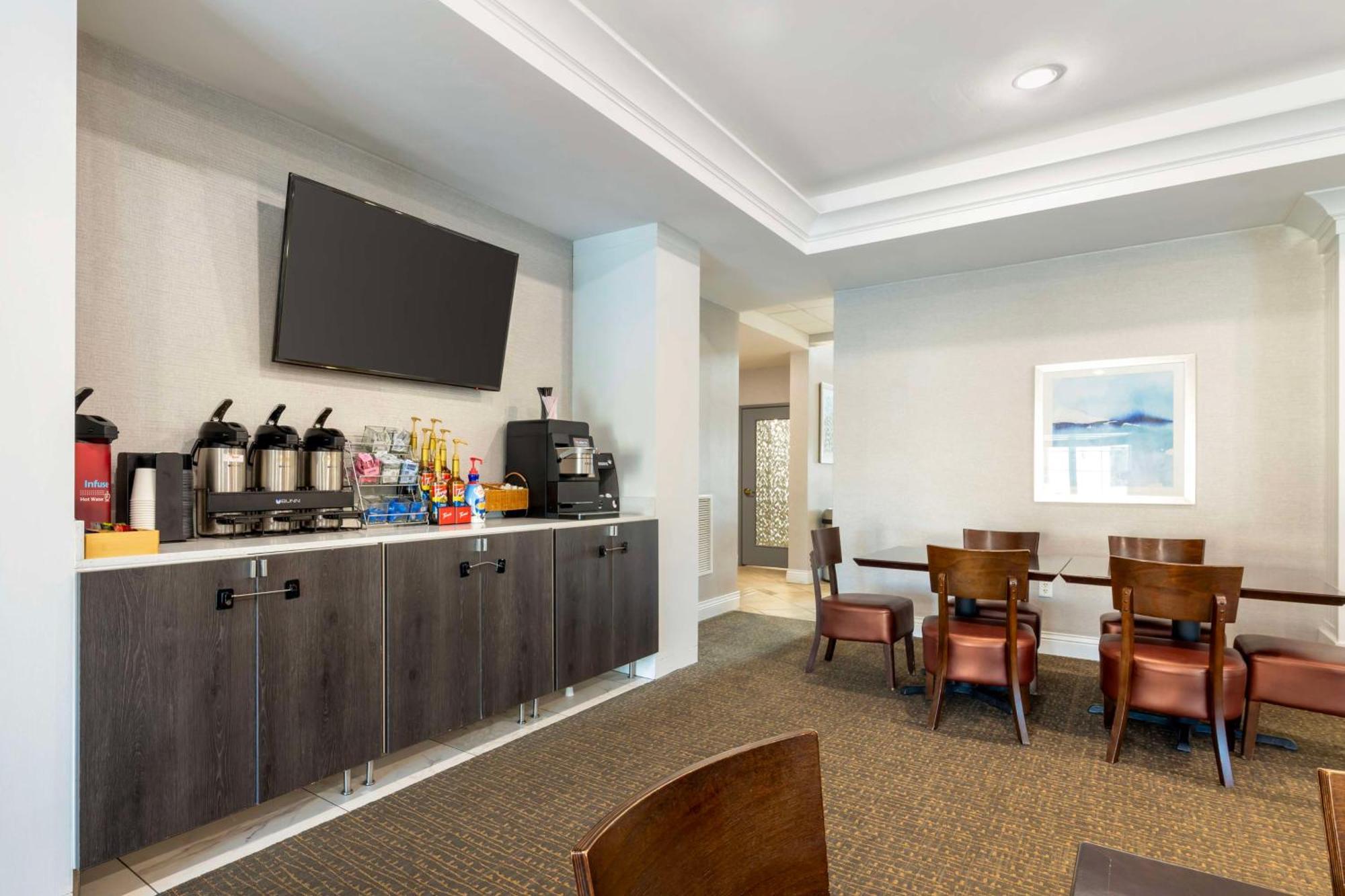 Best Western Plus Appleton Airport Mall Hotel Exteriör bild